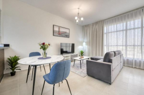 Deluxe & Spacious Studio in Motor City